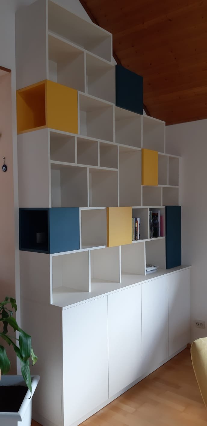 Bibliothèque avec cubes insert colorés